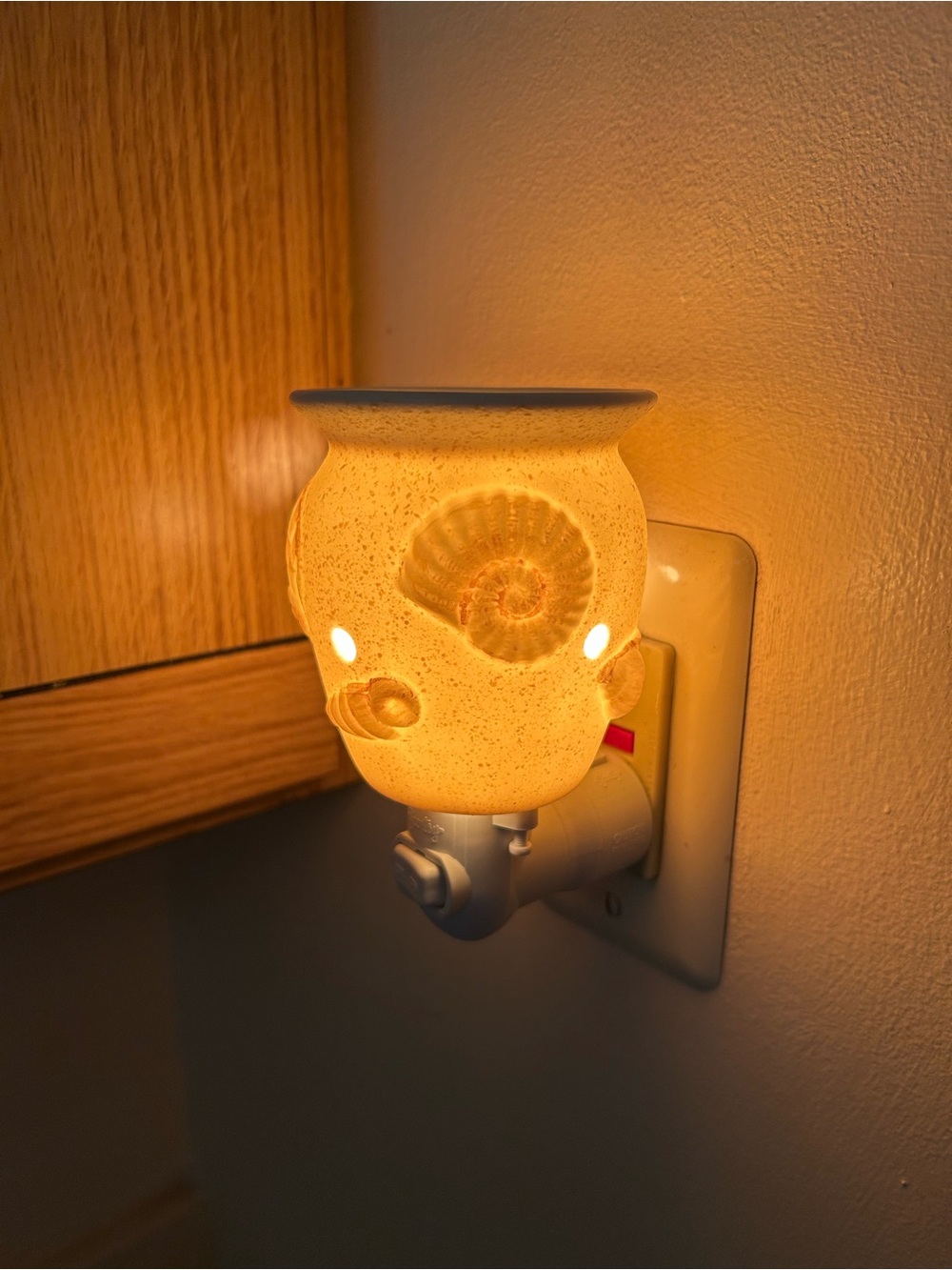 Scentsy Seashells Beachy Plug-In Wax Warmer Ceramic Raised Shells Nightlight